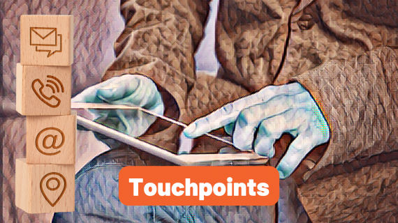 Holzw&uuml;rfel mit Piktogrammen f&uuml;r Kontaktm&ouml;glichkeiten wie Brief, Telefon, E-Mail oder Ort. Daneben das Wort Touchpoints.