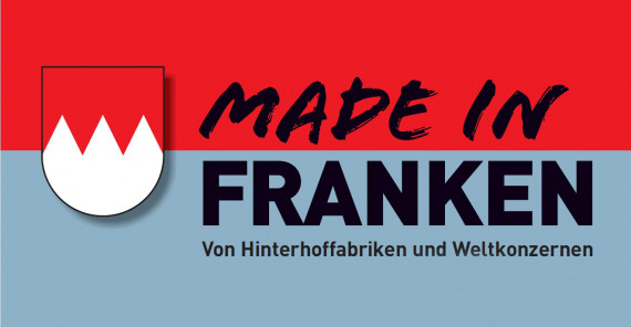 Rot-Blauer Hintergrund mit dem Wappen der Region Franken und dem schwarzen Schriftzug &quot;Made in Franken. Von Hoffabrinken und Weltkonzernen&quot;