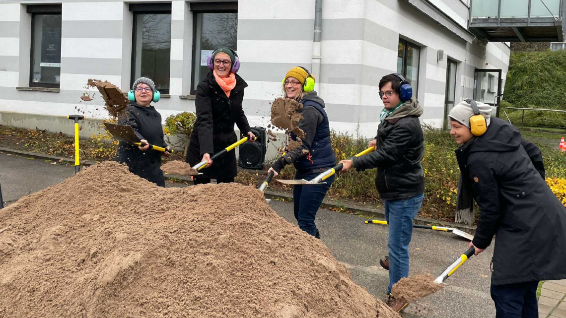 Fröhliches Team des Rundfunkmuseums mit Schaufeln beim Spatenstich.