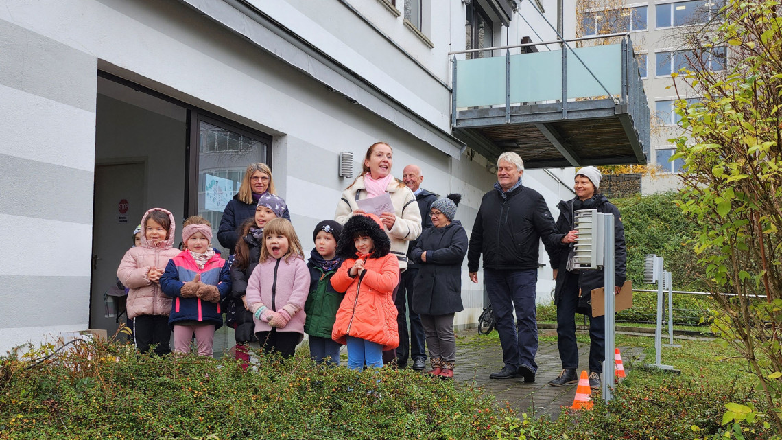 Kindergarten-Gruppe singt anlässlich des Spatenstichs vor de Museum.
