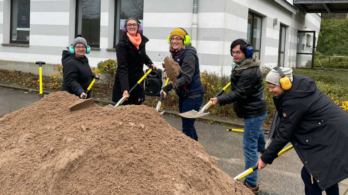 Team des Rundfunkmuseums mit Schaufeln beim Spatenstich.