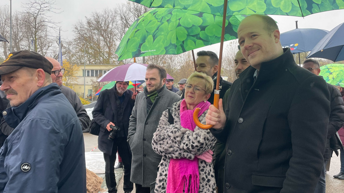 Aufmerksames Publikum beim Spatenstich