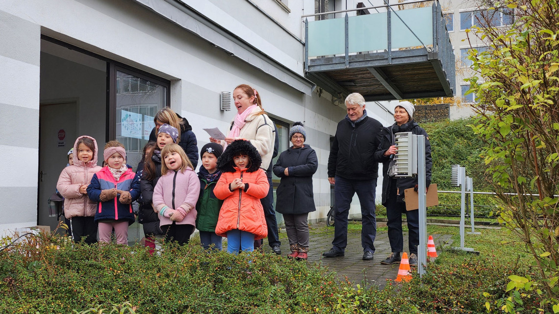 Kindergarten-Gruppe singt anlässlich des Spatenstichs.