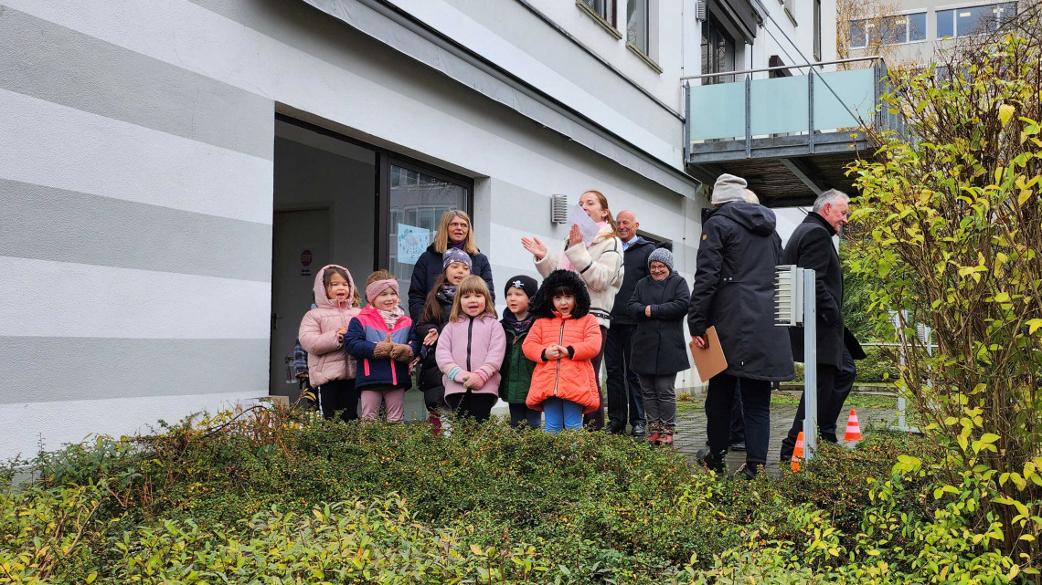 Kindergarten-Gruppe singt fröhlich anlässlich des Spatenstichs.