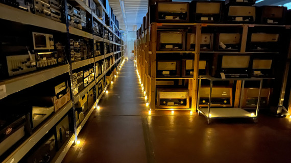 Einblick in ein Depot der Museums bei Dunkelheit.